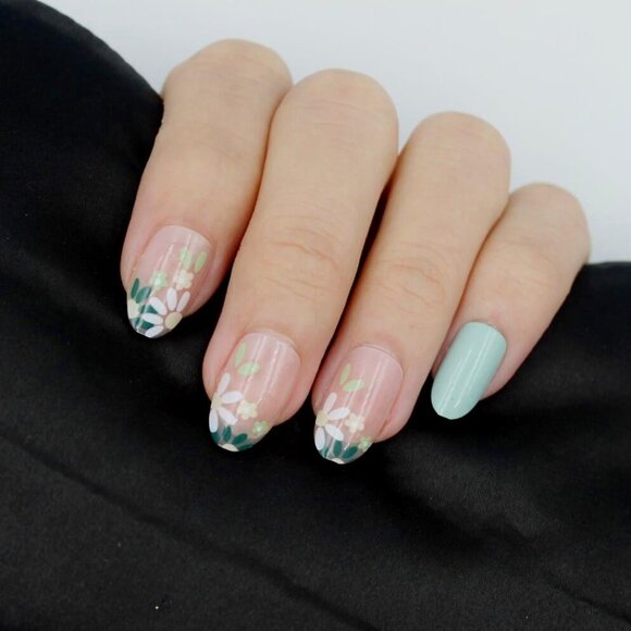 Green Spring Press on nails flowers - Picture 1 of 3